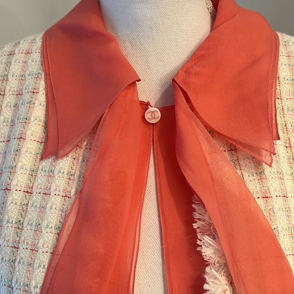 CHANEL cream Coral Jacket with Silk blouse like trim Shirt CC Cufflinks Size 44 - Picture 3 of 14
